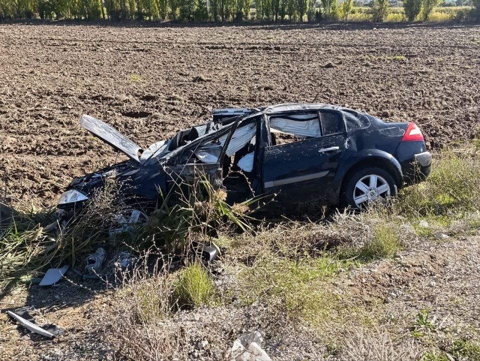 Otomobil takla atıp tarlaya savruldu: 1 yaralı