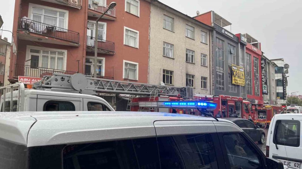 Konya’da apartmanın birinci katında çıkan yangın korkuttu