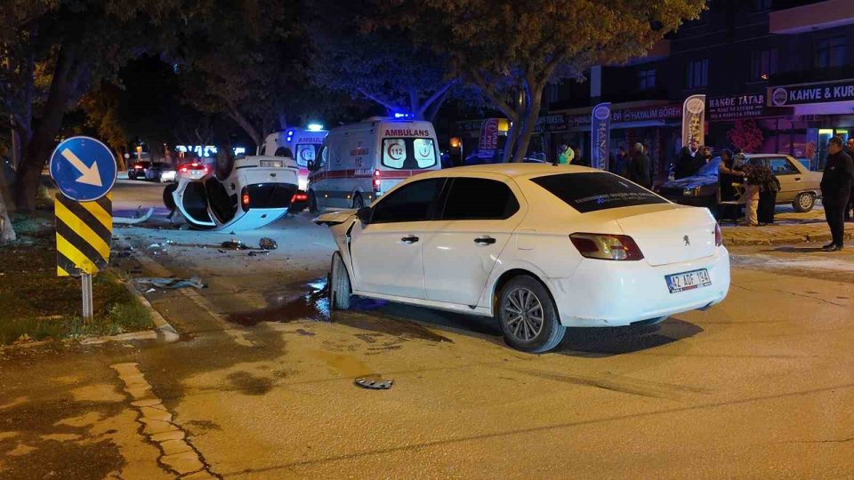 Konya’da iki otomobil çarpıştı: 1 araç takla attı