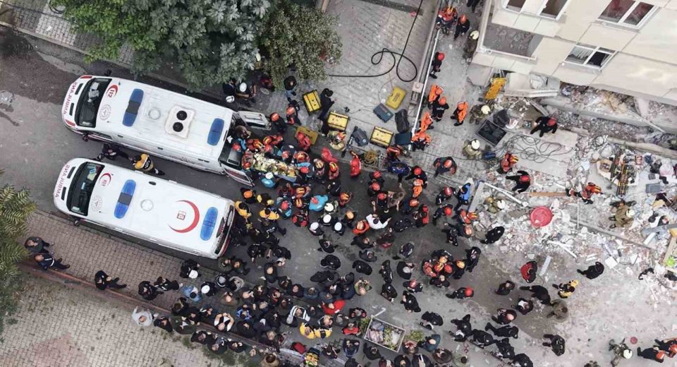 İçişleri Bakanı Mustafa Çiftçi: "İstanbul Maltepe’de yürütülen arama kurtarma çalışmaları sonucunda enkazdan çıkarılan vatandaşlarımızın sayısı 11’e yükseldi. Maalesef vatandaşlarımızdan biri hayatını kaybetti. Vefat eden vatandaşımıza Allah’tan rahmet, a