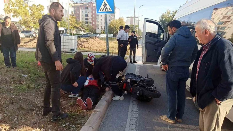 Minibüs ile motosiklet çarpıştı: 1 yaralı