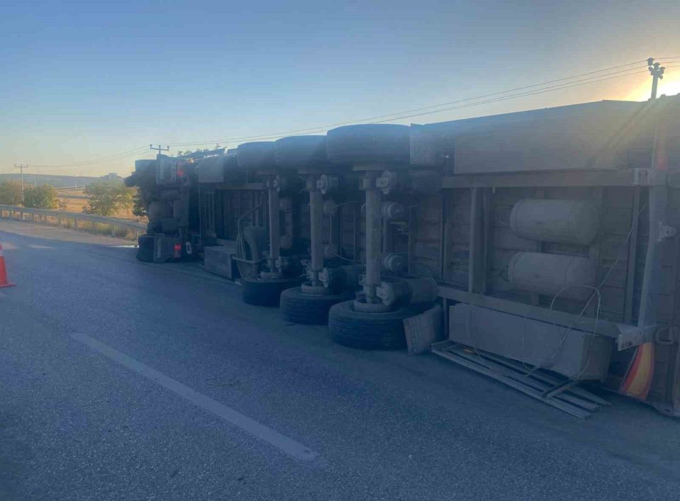 Konya’da pancar yüklü tır devrildi: 1 yaralı