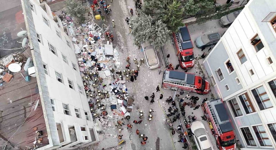 İçişleri Bakanı Mustafa Çiftçi: "İstanbul Maltepe’de yürütülen arama kurtarma çalışmaları sonucunda enkazdan çıkarılan vatandaşlarımızın sayısı 11’e yükseldi. Maalesef vatandaşlarımızdan biri hayatını kaybetti. Vefat eden vatandaşımıza Allah’tan rahmet, a