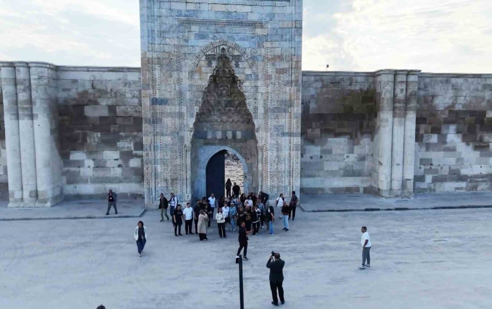 800 yıllık kervansaray yerli ve yabancı turistlerin ilgi odağı