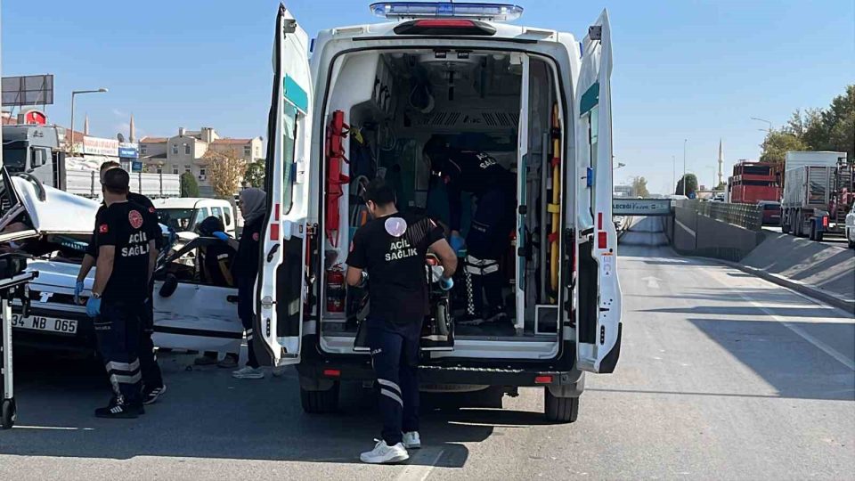 Kontrolden çıkan Tofaş refüje çarptı: 4 yaralı