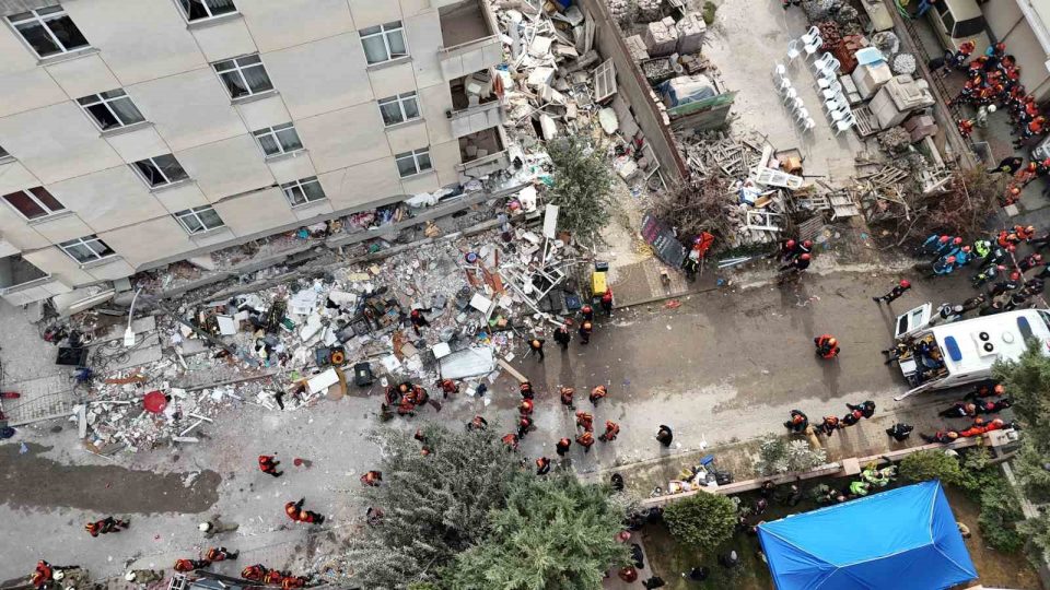 İçişleri Bakanı Mustafa Çiftçi: "İstanbul Maltepe’de yürütülen arama kurtarma çalışmaları sonucunda enkazdan çıkarılan vatandaşlarımızın sayısı 11’e yükseldi. Maalesef vatandaşlarımızdan biri hayatını kaybetti. Vefat eden vatandaşımıza Allah’tan rahmet, a
