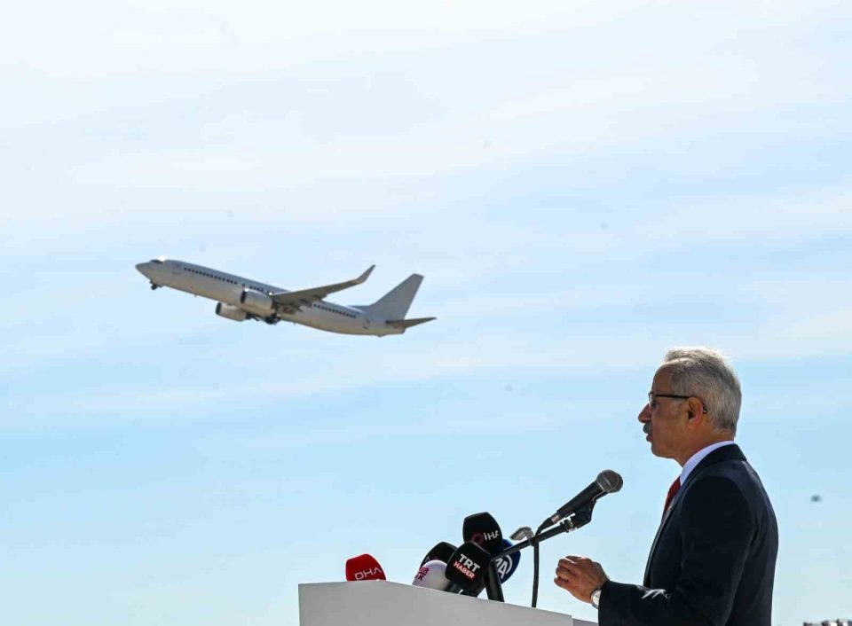 Bakan Uraloğlu: "Yılın ilk 9 ayında Türkiye nüfusunun 2 katından fazla yolcuya hizmet verdik"
