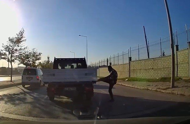 Tartıştığı sürücünün kamyonetine attığı tekme 180 bin liraya maloldu