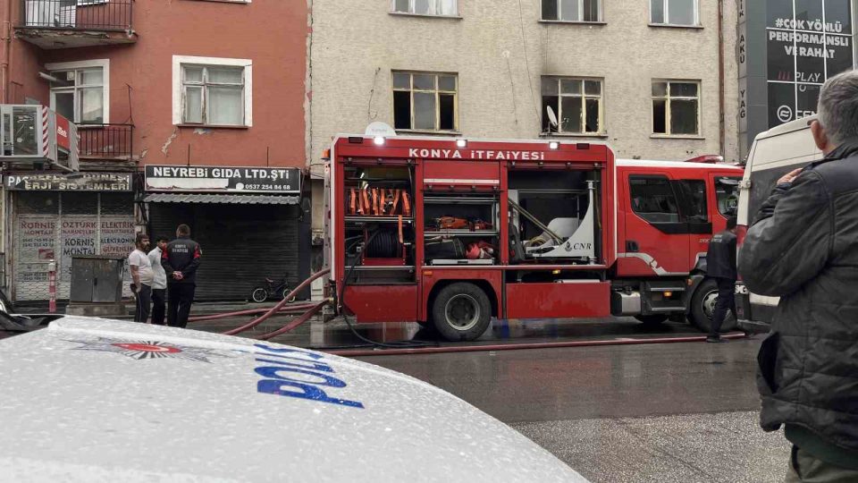 Konya’da apartmanın birinci katında çıkan yangın korkuttu