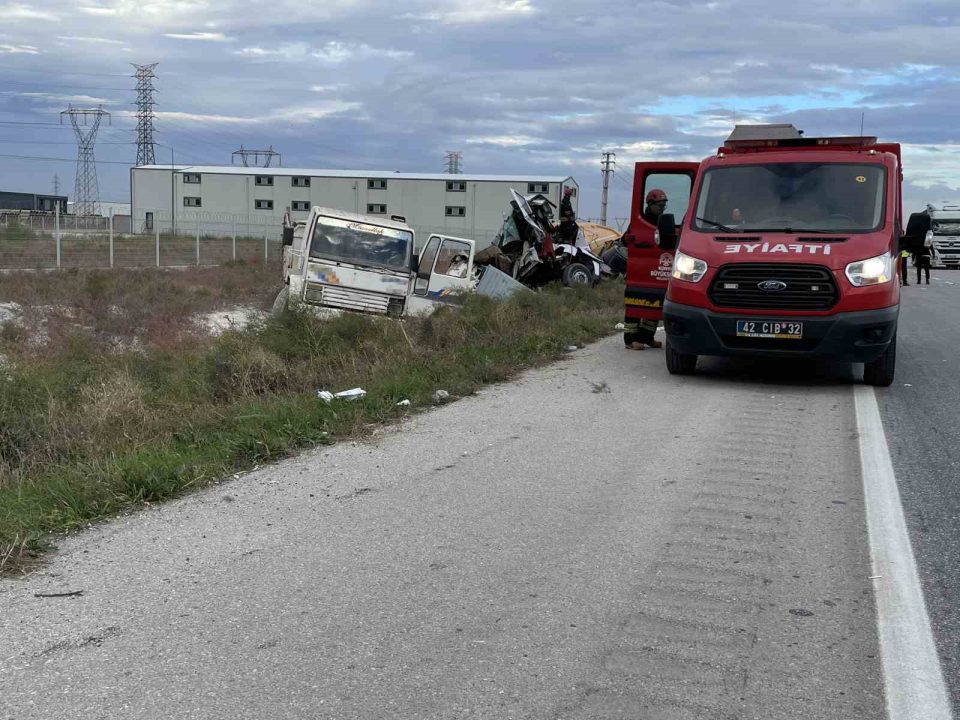 Tır, demir yüklü kamyona çarptı: 1 ölü, 1 yaralı