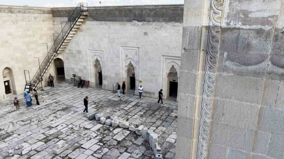 800 yıllık kervansaray yerli ve yabancı turistlerin ilgi odağı