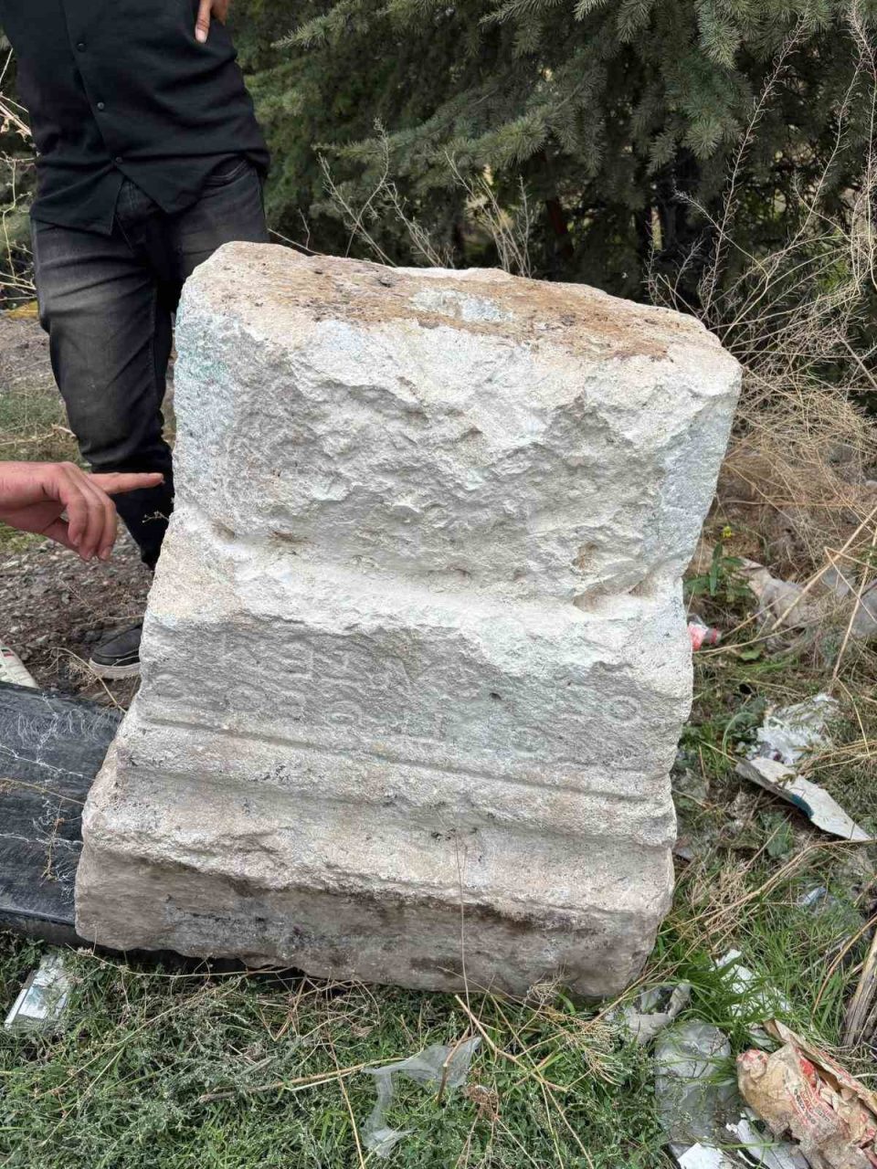 Konya’da tarihi heykel kaidesini çalan 3 şüpheli hakkında adli işlem başlatıldı