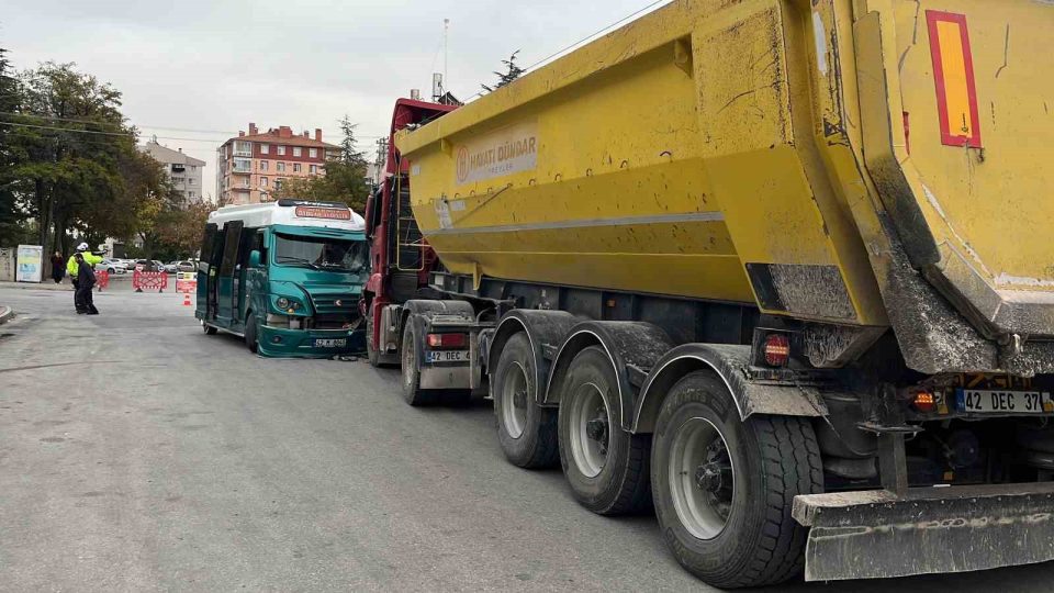 Hafriyat yüklü kamyon ile minibüs çarpıştı: 10 yaralı