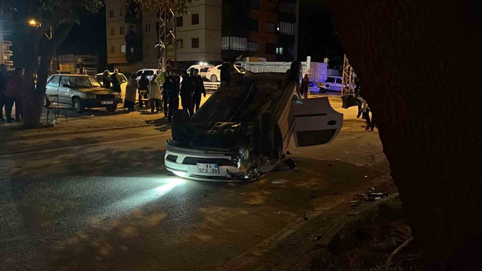 Konya’da iki otomobil çarpıştı: 1 araç takla attı