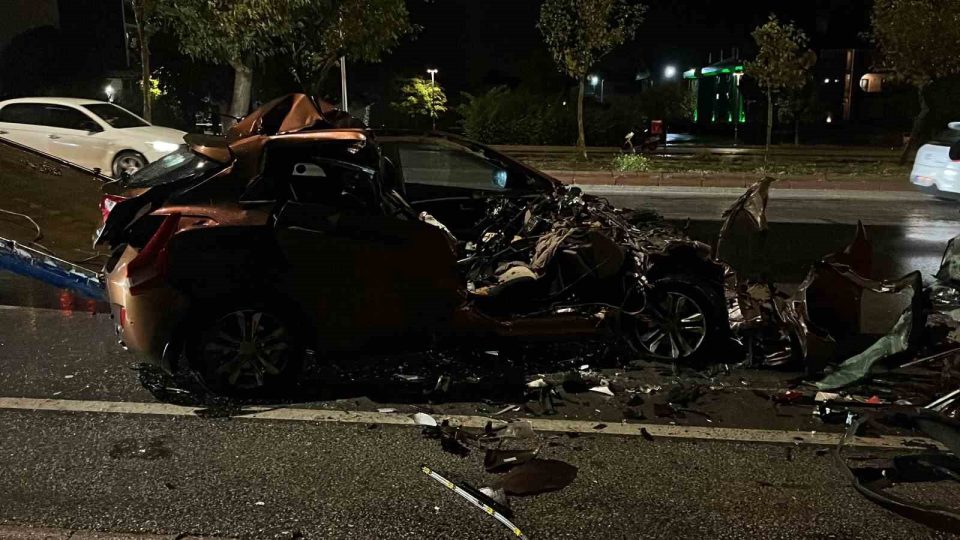 Otomobil lastiği patlayan tıra ok gibi saplandı: 2 yaralı