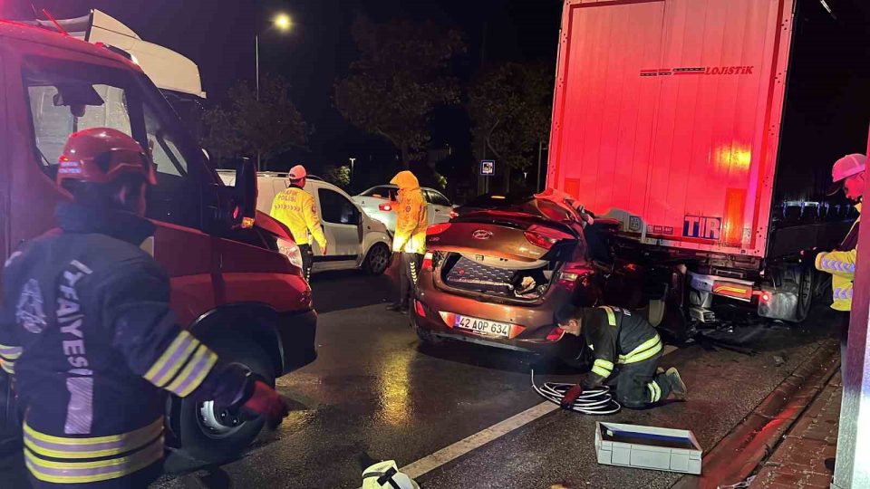 Otomobil lastiği patlayan tıra ok gibi saplandı: 2 yaralı
