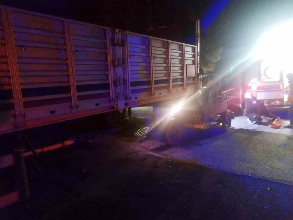 Üç tekerlekli motosiklet park halindeki yarı römorka çarptı: 1 yaralı