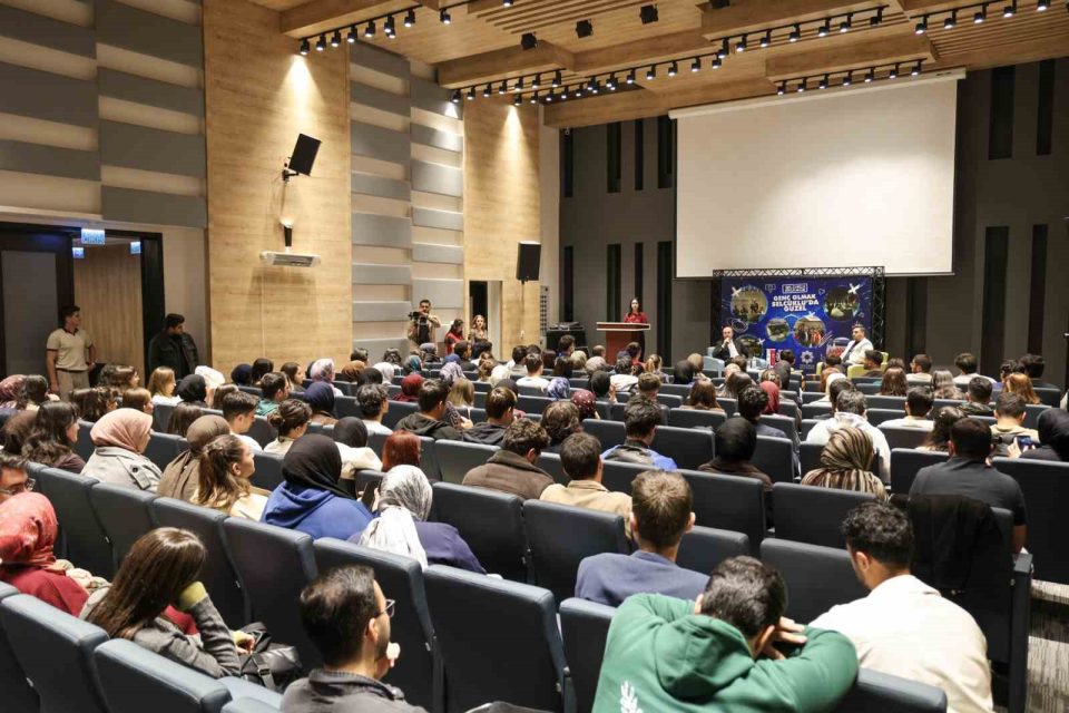 Başkan Pekyatırmacı Gençlik Buluşması’nda üniversiteli gençlerle bir araya geldi