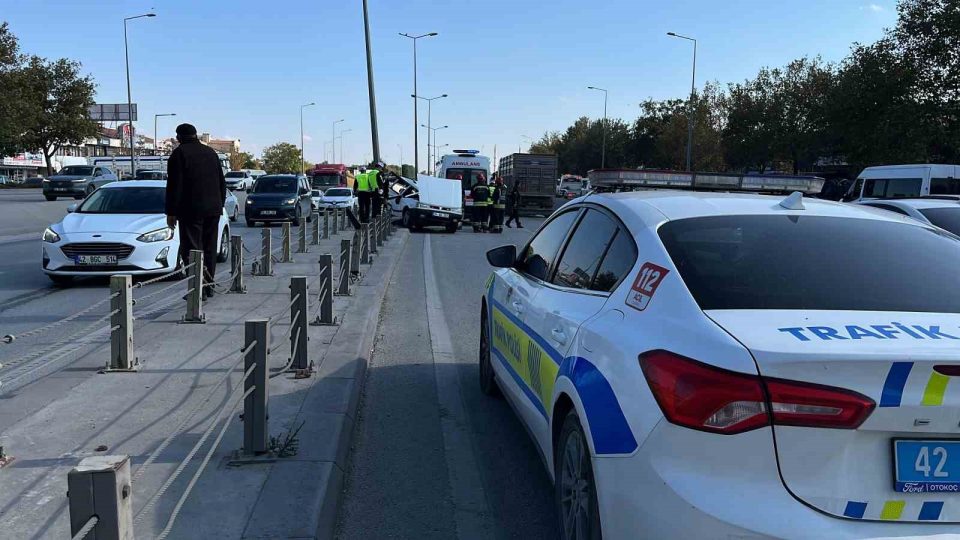 Kontrolden çıkan Tofaş refüje çarptı: 4 yaralı