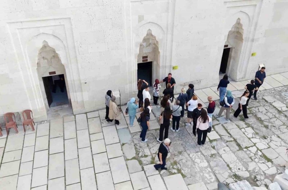 800 yıllık kervansaray yerli ve yabancı turistlerin ilgi odağı