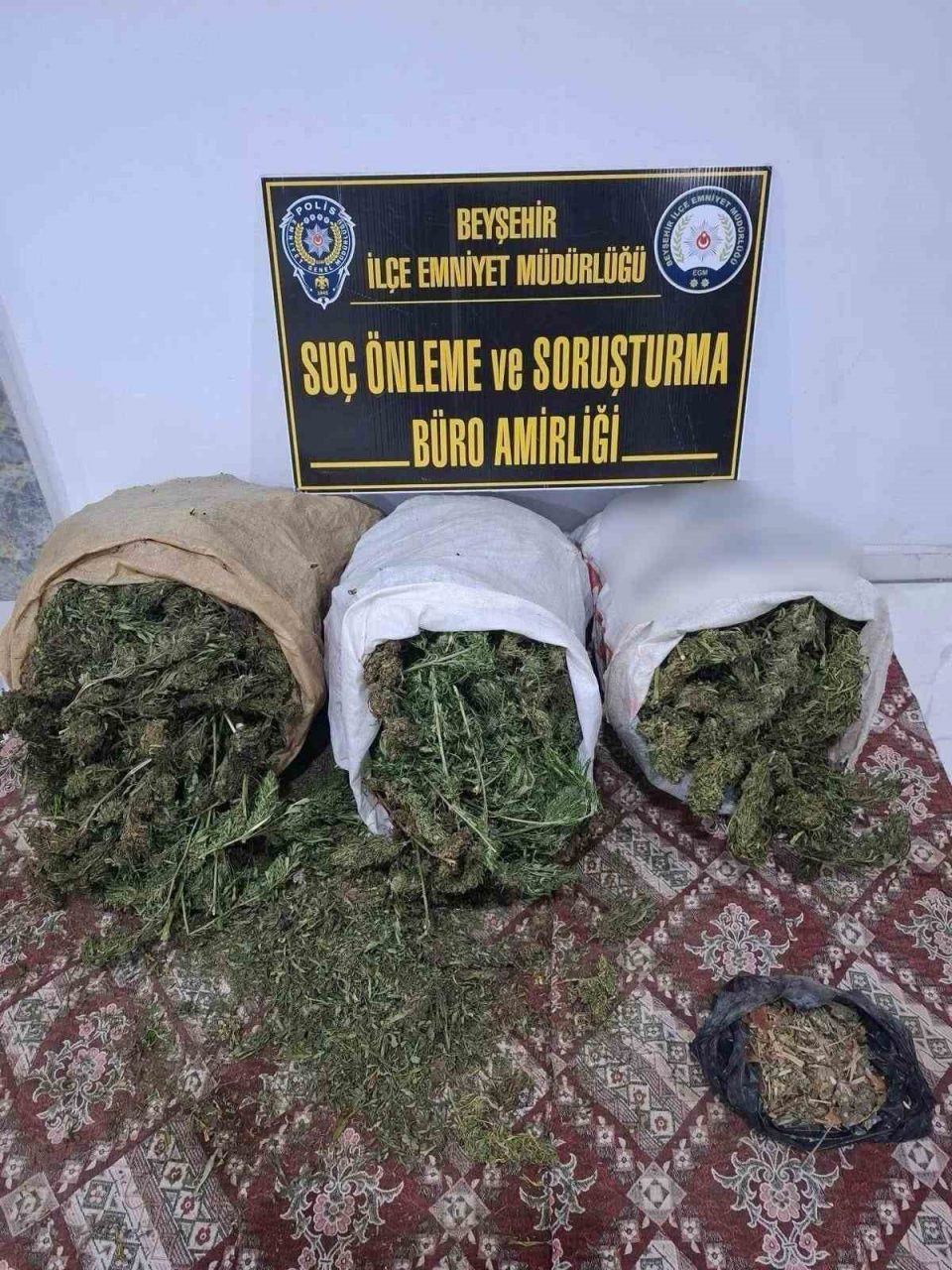 Konya'da Uyuşturucu Operasyonuna 4 Tutuklama: Kilolarca Esrar ve Bonzai Ele Geçirildi