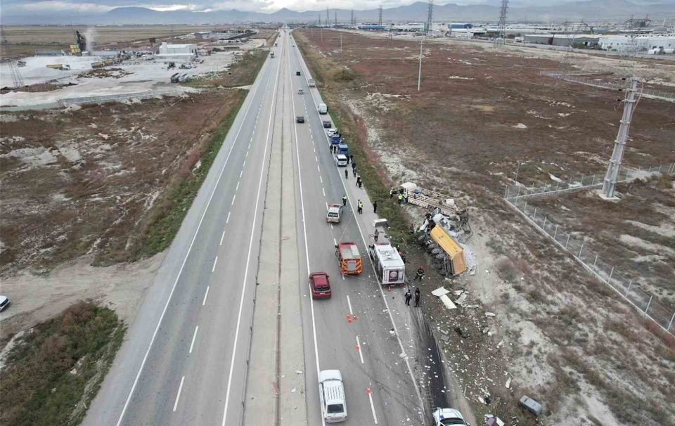 Tır, demir yüklü kamyona çarptı: 1 ölü, 1 yaralı